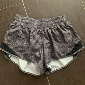 lululemon 2.5 in hotty hot shorts !